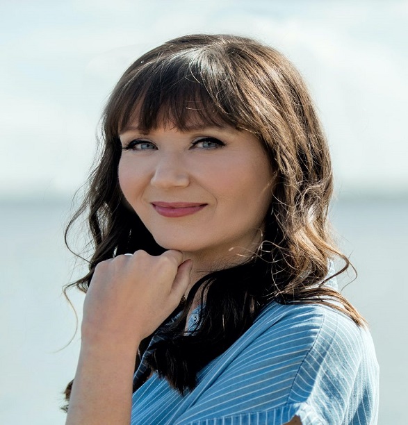 Julie-Daniluk-Headshot1-2022-249x300